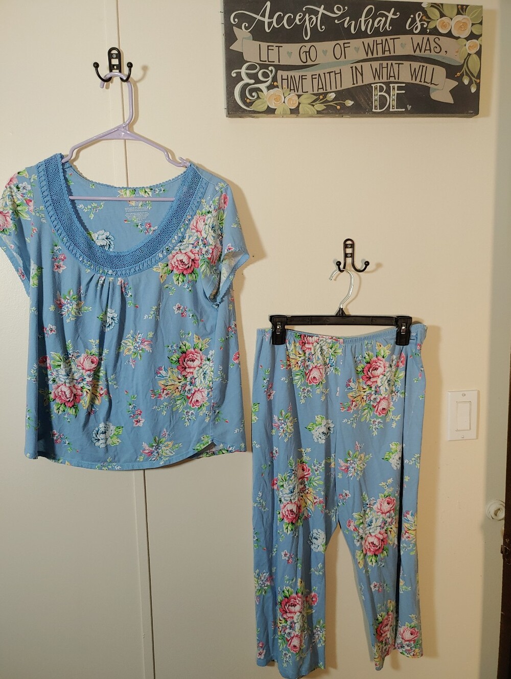 Feminine Laura Scott Medium Beautiful Blue Floral Short Sleeve Pajama Set